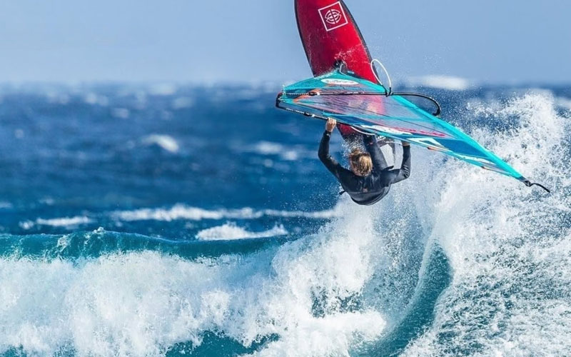 Julian Salmonn Windsurfing in 40+ Knots Winds - Tonny Le