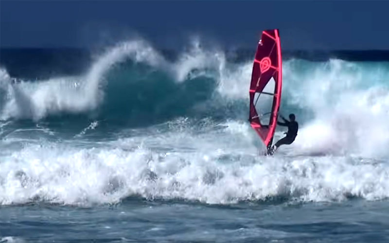 Hoʻokipa Windsurfing in Heavy Conditions - Bended Planks